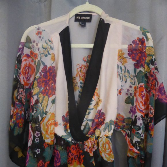 H&M Tops - Gorgeous H&M Conscious Collection Floral Kimono Style Top